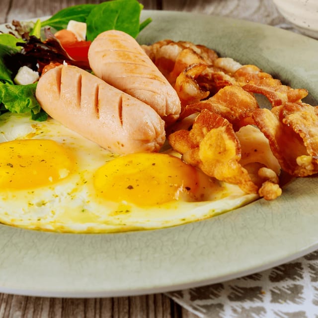 3 Eggs, 2 pcs Bacon & 1 pc Sausage.